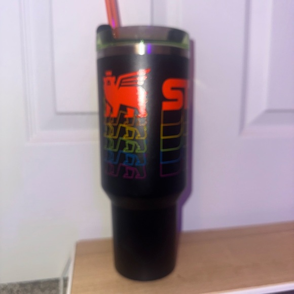 Stanley Black 40oz Tumbler with Green Lid and Red Straw - Picture 3 of 4
